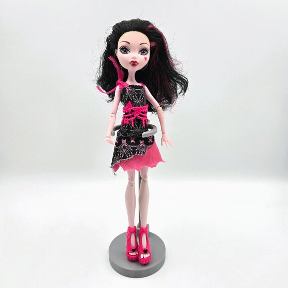 Monster High Draculaura Frights Camera Action Black Carpet Doll Mattel 2008 Read - Picture 1 of 16